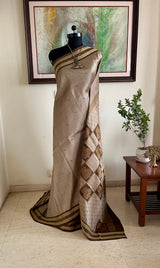 KAVIRA – GREYISH MAUVE BOMKAI SILK WITH RUDRAKSHA BORDER