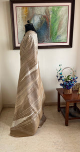 ZARIYA – UNDERSTATED TUSSAR SILK WITH STRIKING TEMPLE MOTIFS