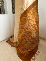 VIDHISHA – PEACH CREAM PATOLA WITH DIAMOND AANCHAL AND ZARI BORDER