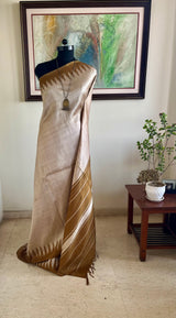 ARYAVATI – BEIGE KANJIVARAM WITH EARTHY TEMPLES AND THAZHAMPU