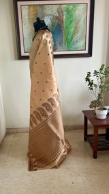 RIDA- LIGHT BEIGE BANARASI WITH DIAMOND AND PAISLEY MOTIFS