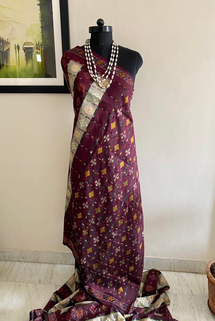 URVI- EXQUISITE PATOLA WITH ALTERNATING OFFWHITE AND PURPLISH MAROON SQUARES WITH FLORAL IKKAT MOTIFS AND IKKAT AANCHAL