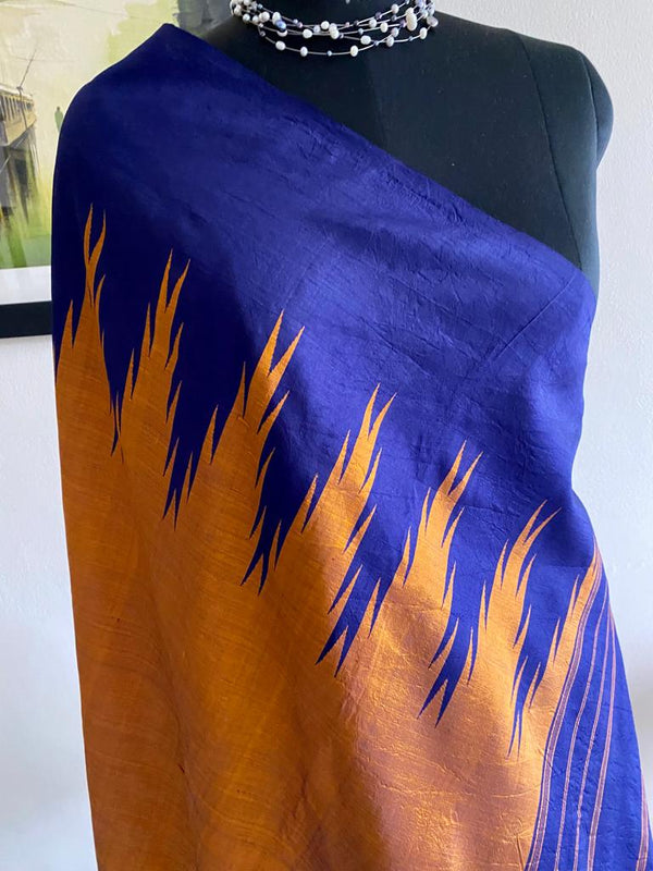 KEERTHANA- A GORGEOUS GOLDEN BROWN HANDLOOM KANJIVARAM SILK WITH DEEP BLUE TEMPLE BORDER AND AANCHAL