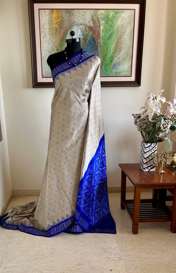 PRAVEENA – PUTAPAKKA MAGIC IN CREAM AND BLUE CONTRAST