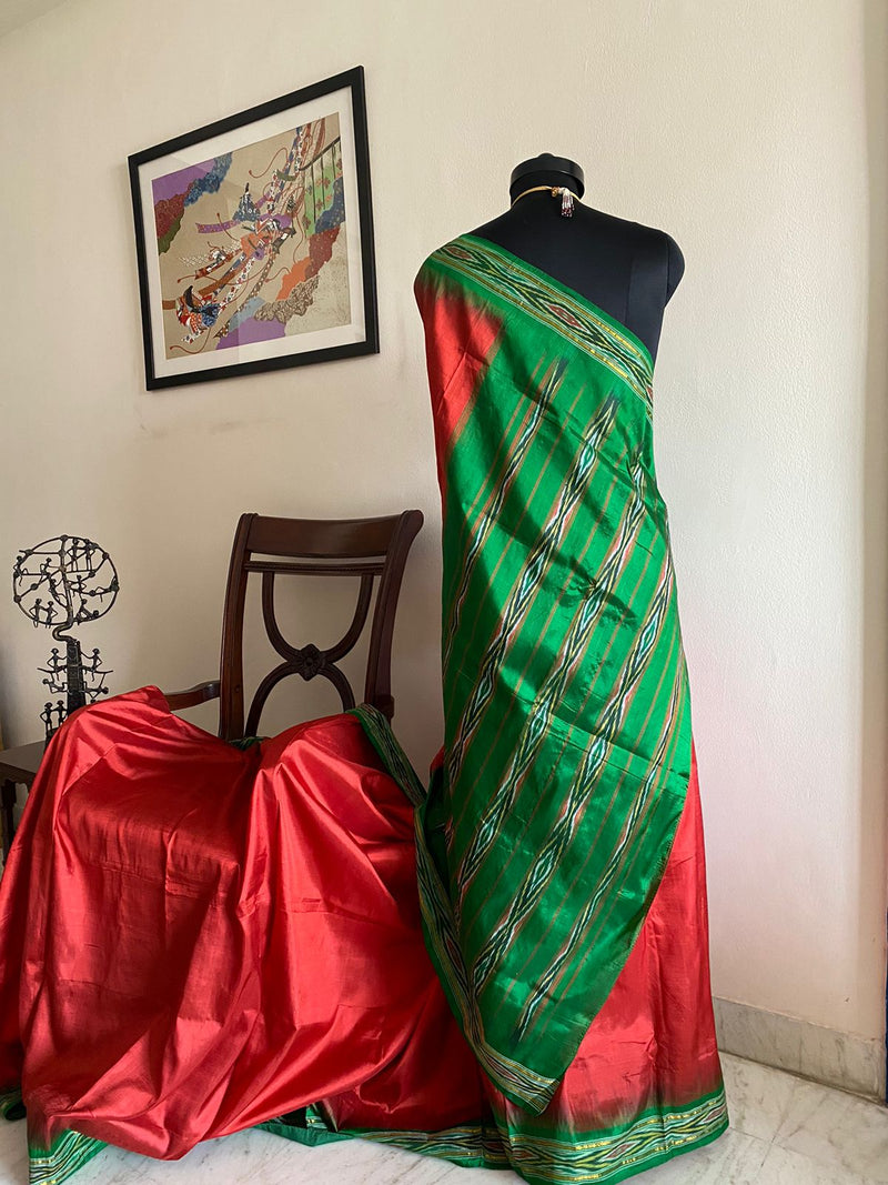 KHYATI- QUINTESSENTIAL POCHAMPALLY SAREE WITH A GREEN IKKAT BORDER AND AANCHAL