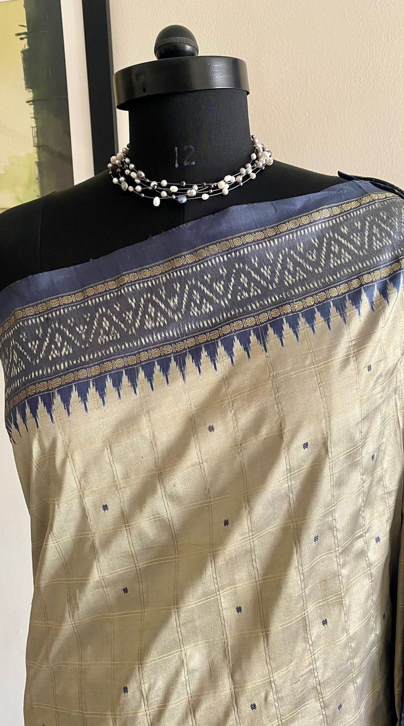 ANJALI- A GRACEFUL POCHAMPALLY GREYISH OFFWHITE SELF WEAVE CHECKS WITH FULLY WOVEN IKKAT BORDER AND AANCHAL IN GREY AND ZARI