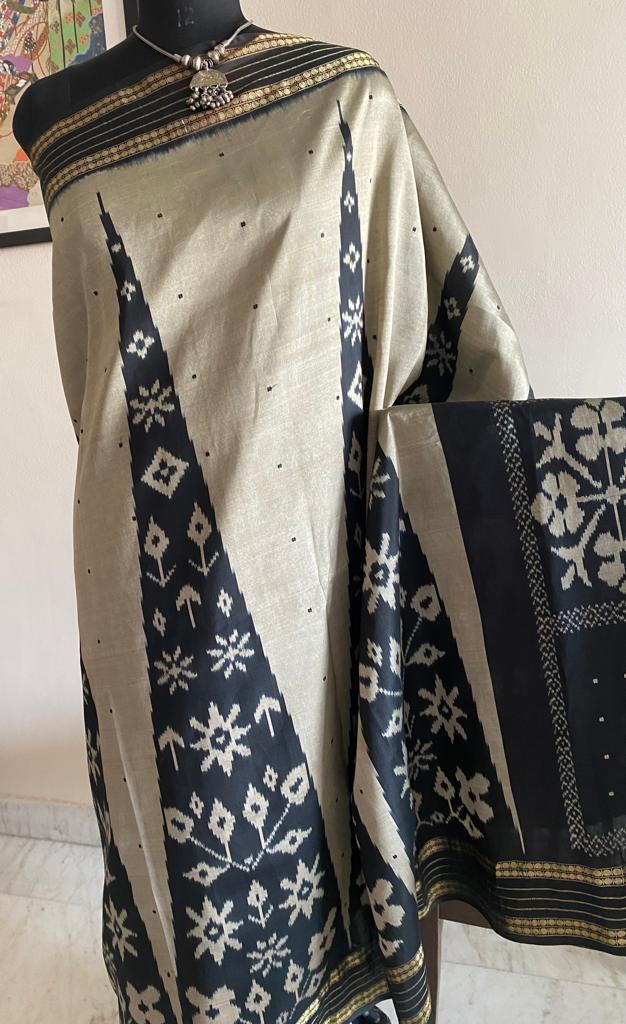 TARANGINI-  A GRACEFUL OFFWHITE AND BLACK PATLI POCHAMPALLY SILK SAREE WITH FLORAL MOTIFS IN IKKAT