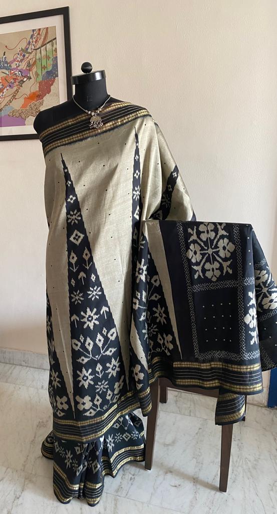 TARANGINI-  A GRACEFUL OFFWHITE AND BLACK PATLI POCHAMPALLY SILK SAREE WITH FLORAL MOTIFS IN IKKAT
