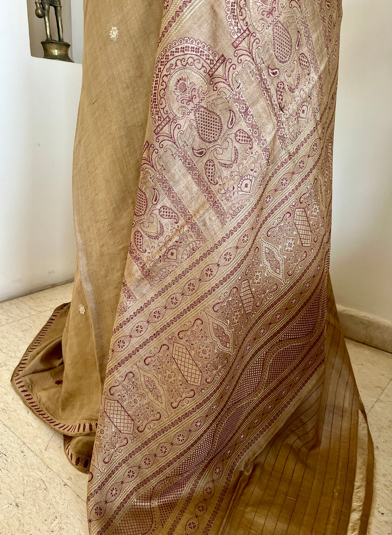RASHITA – VINTAGE DARK BEIGE BOMKAI TUSSAR SAREE WITH FLORAL AANCHAL