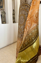 ZYANI- ELEGANT BEIGE BROWN BANDHANI LAGDI PATTA ON GAJJI SILK