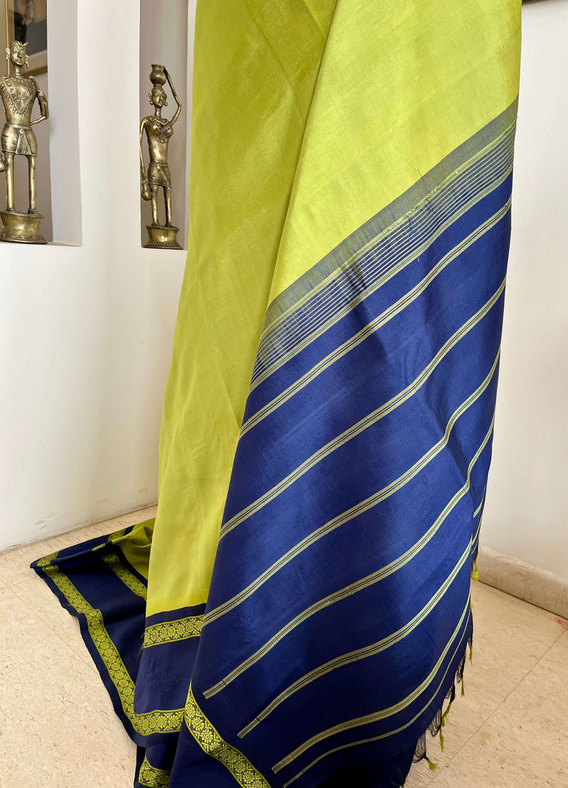SAYURI – LEAF GREEN KORVAI KANJIVARAM WITH NAVY BLUE BORDERS