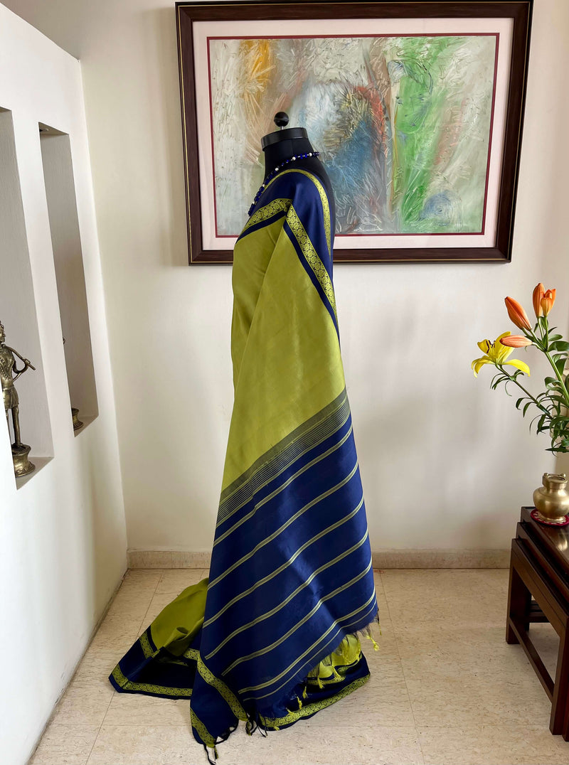 SAYURI – LEAF GREEN KORVAI KANJIVARAM WITH NAVY BLUE BORDERS