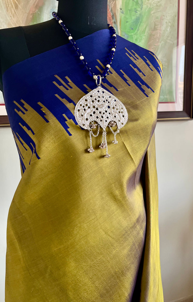 KAVINAYA – UNDERSTATED ELEGANCE IN OLIVE GREEN AND NAVY BLUE KANJIVARAM SILK