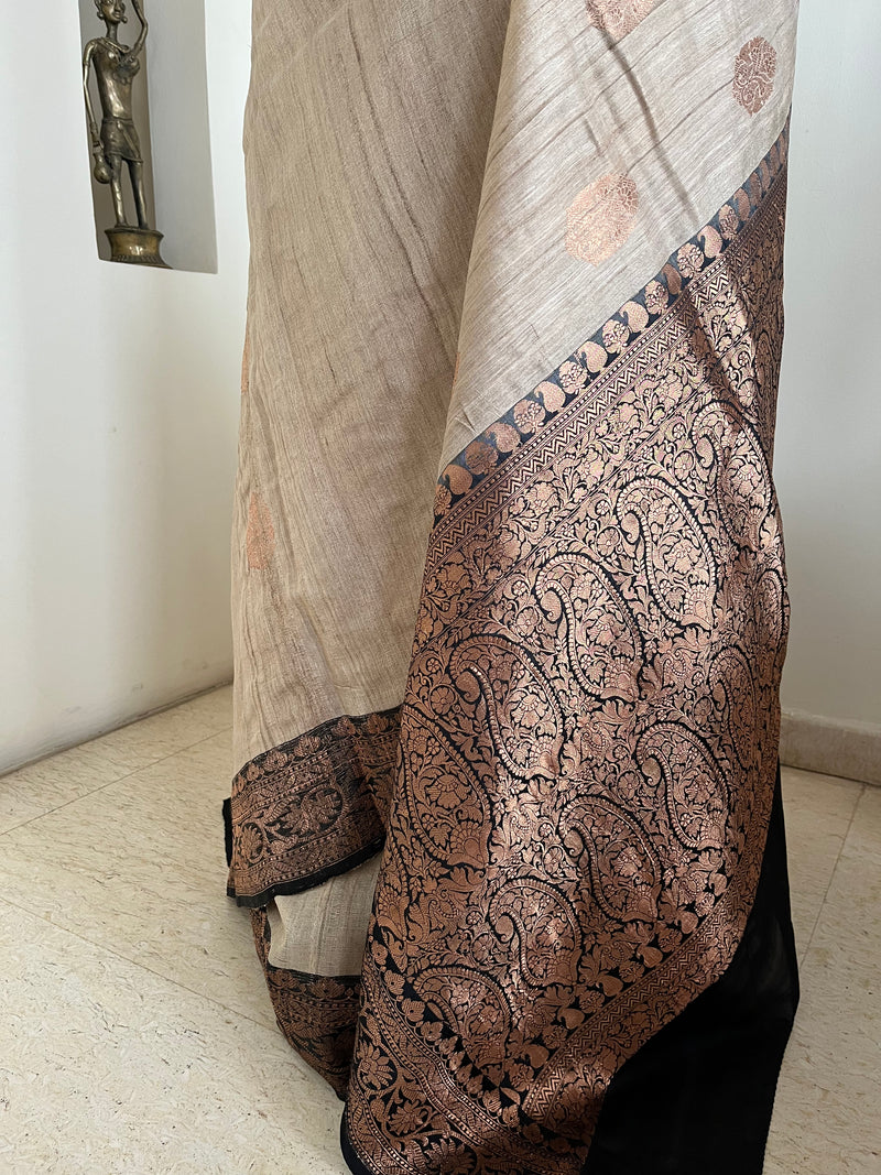 NEYARA – TUSSAR BANARASI WITH ANTIQUE GOLD BORDER AND AANCHAL