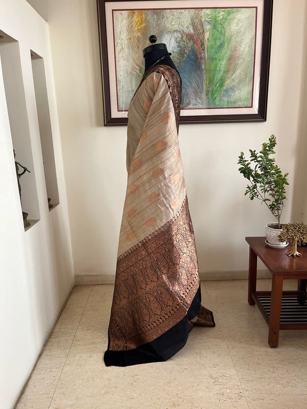 NEYARA – TUSSAR BANARASI WITH ANTIQUE GOLD BORDER AND AANCHAL