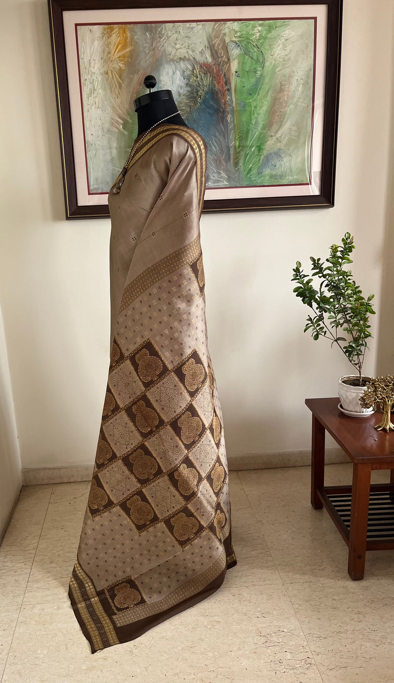 KAVIRA – GREYISH MAUVE BOMKAI SILK WITH RUDRAKSHA BORDER