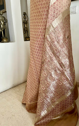 SAREESHA- BEIGE GOLD TANCHOI BANARASI SAREE WITH PAISLEYS