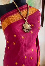SAVINI – MAROON OCHRE FLORAL KANJIVARAM WITH ABSTRACT MOTIFS