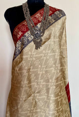 LIYANA- BEIGE PUTAPAKKA IKKAT SAREE, MESMERIZING DIAMOND AND KOLAM MOTIFS