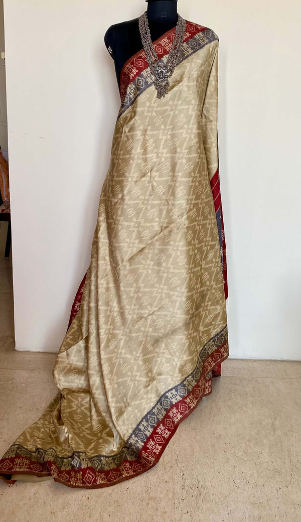 LIYANA- BEIGE PUTAPAKKA IKKAT SAREE, MESMERIZING DIAMOND AND KOLAM MOTIFS