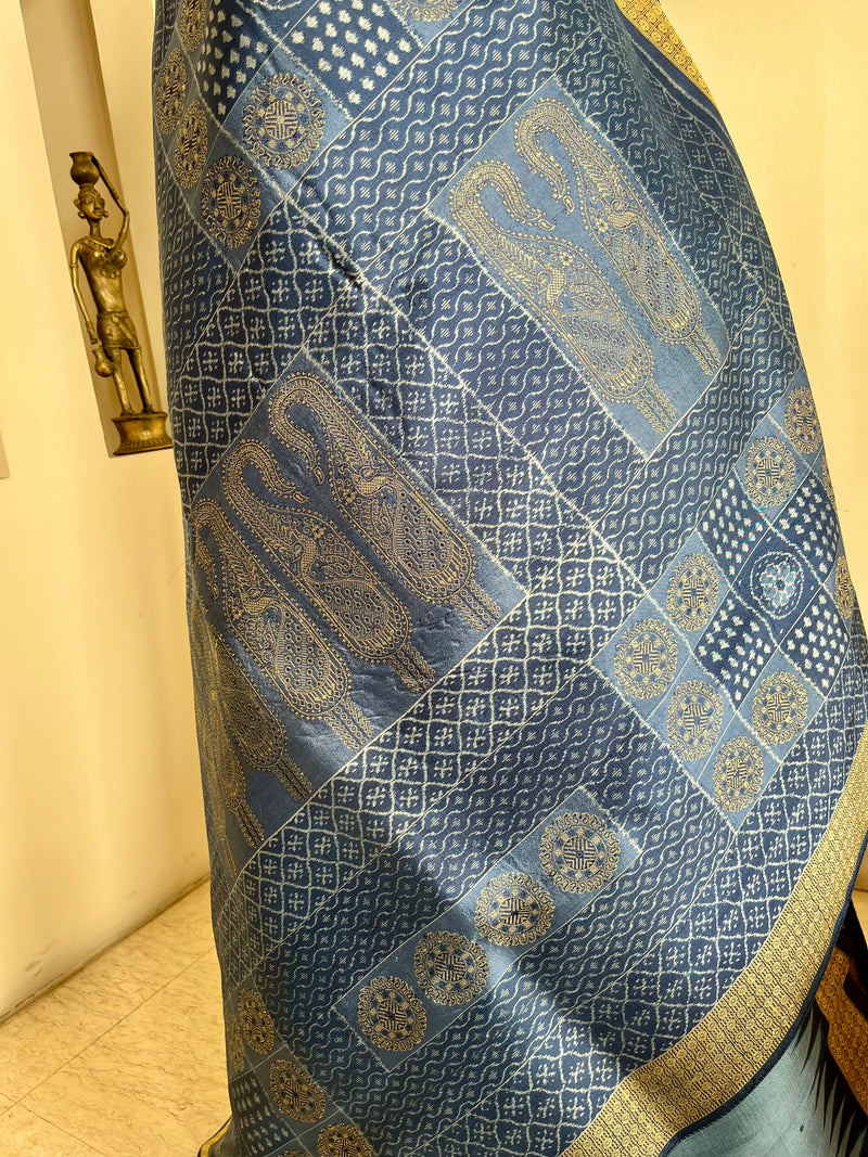 SAROJBALA – STEEL GREY BOMKAI WITH MOTIF-RICH DRAMATIC AANCHAL