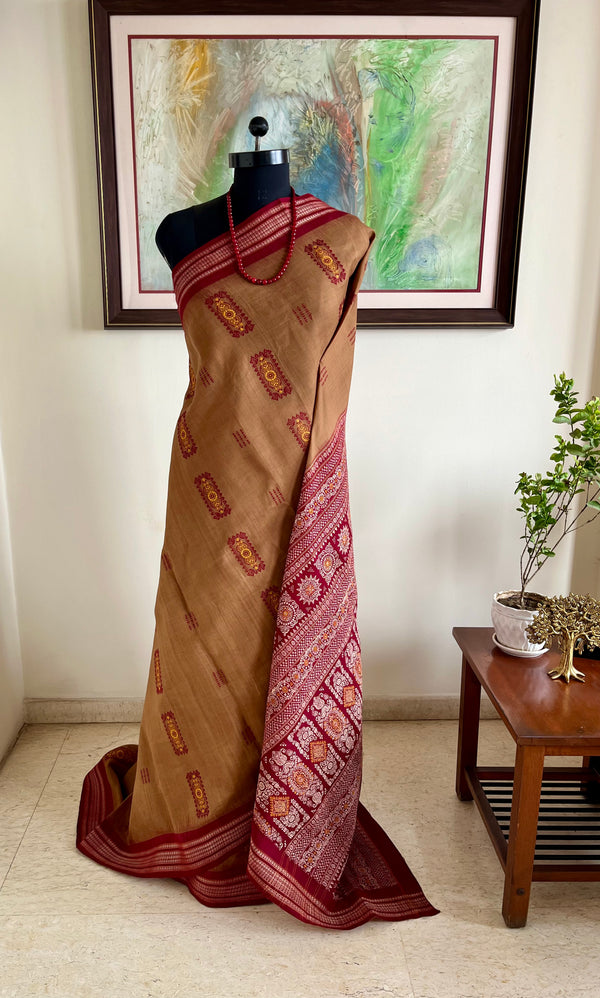 TRINAYA – BEIGE MAROON AND BOMKAI WITH FLORAL AANCHAL