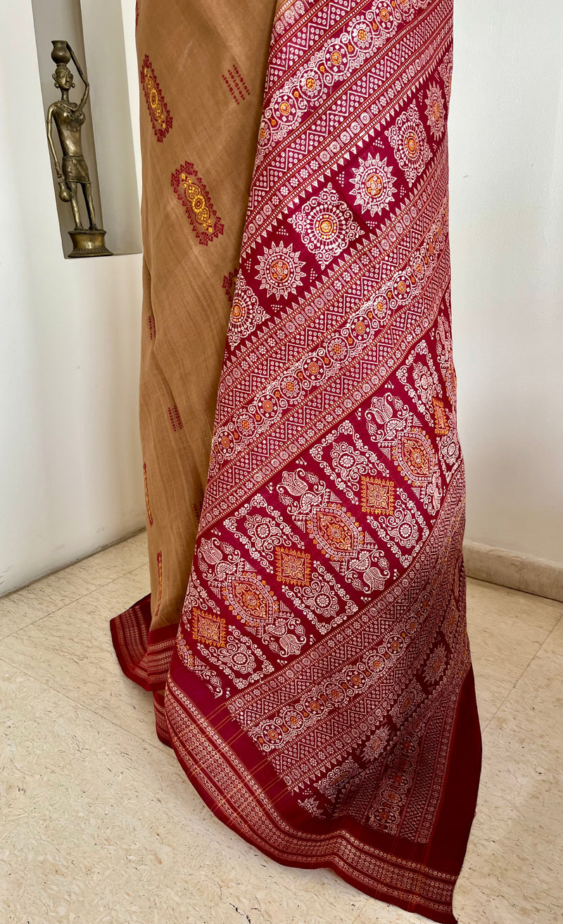TRINAYA – BEIGE MAROON AND BOMKAI WITH FLORAL AANCHAL