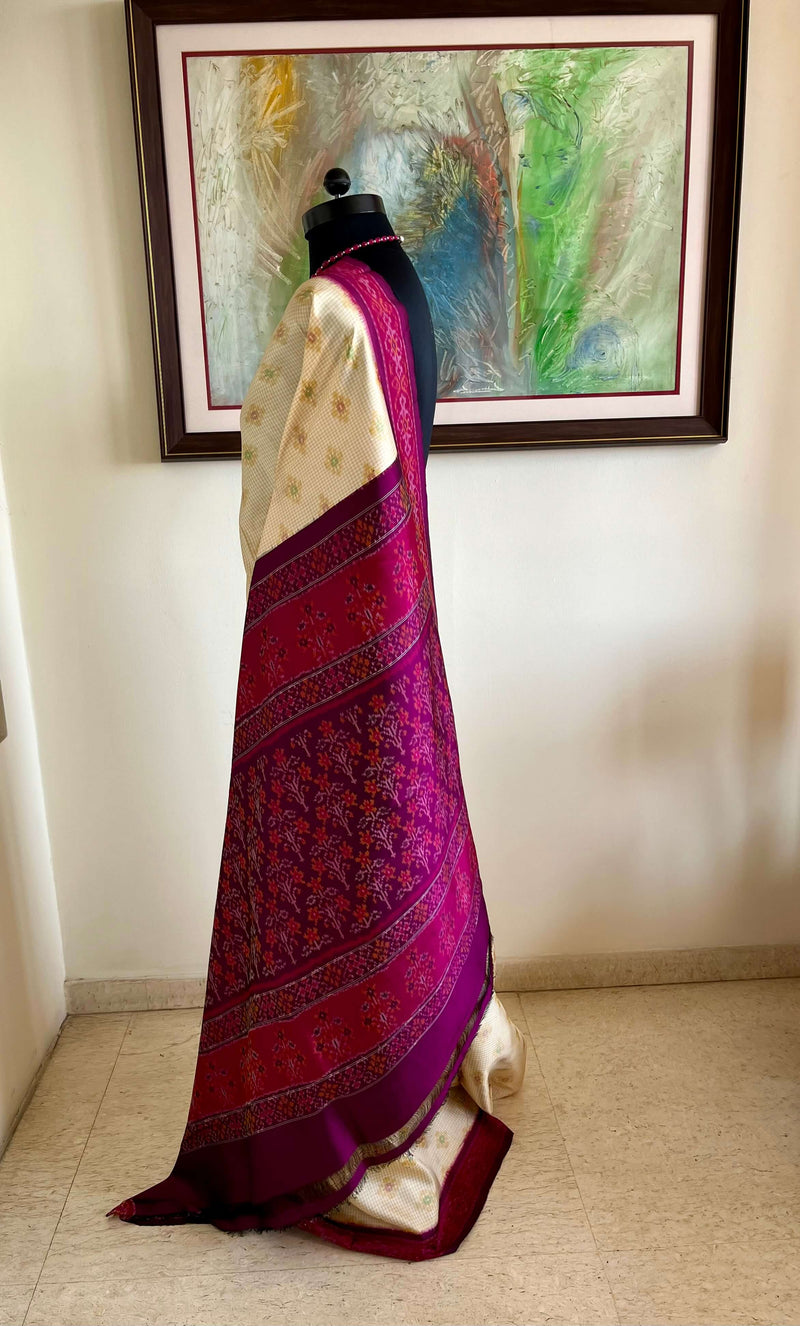 DHANURIKA – CREAM PUTAPAKKA IKKAT WITH MAGENTA AANCHAL