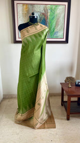 INBA – CHECKERED KANJIVARAM WITH TEMPLE BORDER AND THAZHAMPU AANCHAL