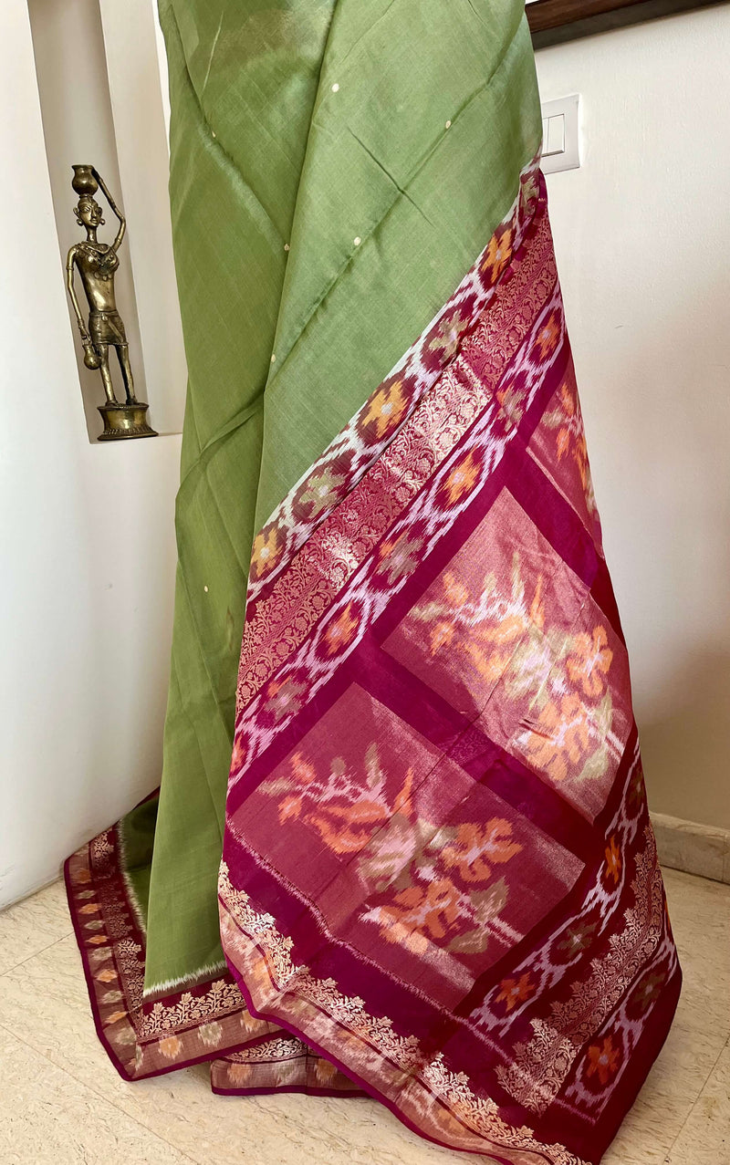 KAAMINI- MEHENDI GREEN COTTON HANDLOOM WITH MAROON BORDER, INTRICATE THREADWORK IN THE AANCHAL
