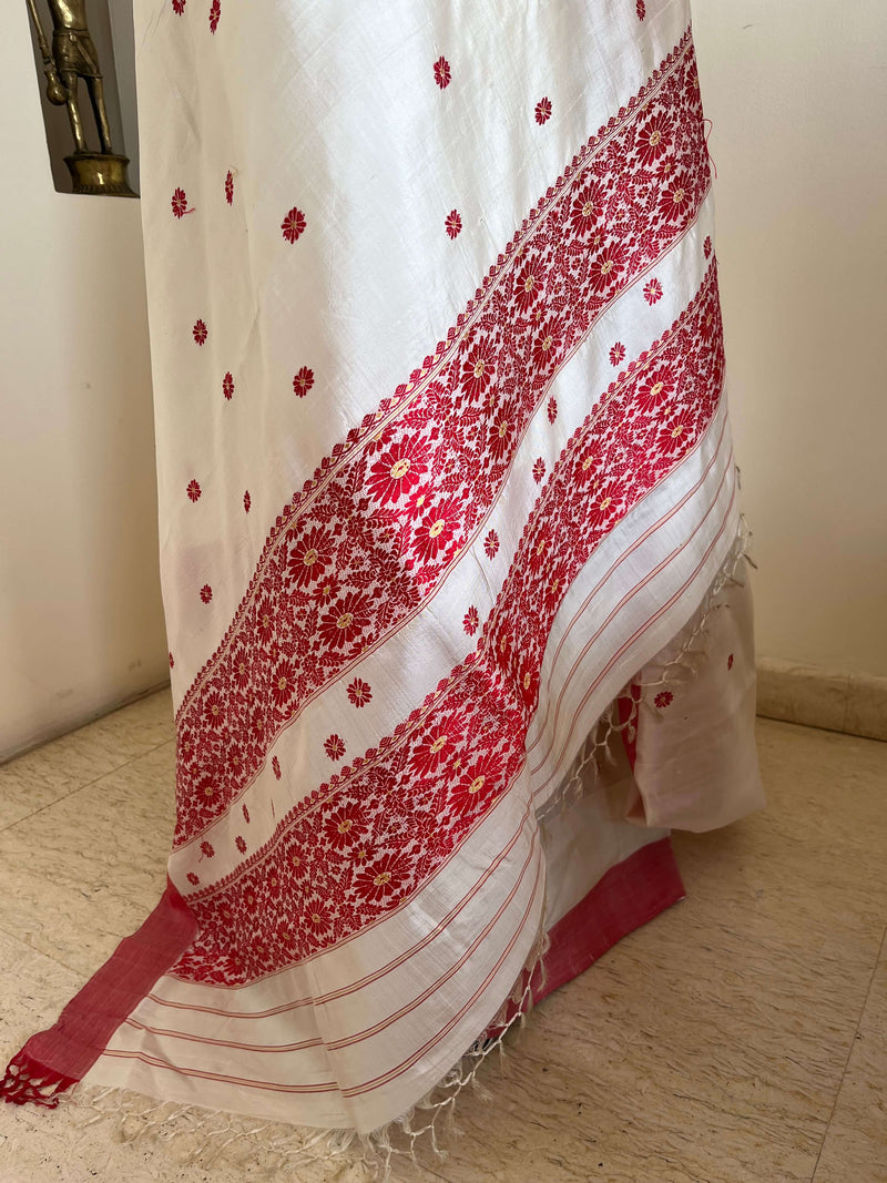 PRAGYASHREE – WHITE ASSAM SILK WITH RED BORDERS & BLOOMS