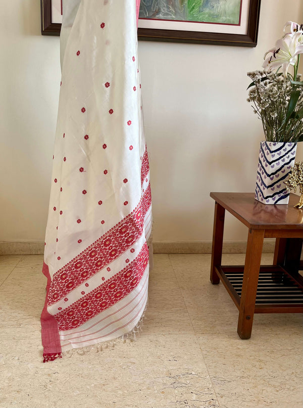 PRAGYASHREE – WHITE ASSAM SILK WITH RED BORDERS & BLOOMS
