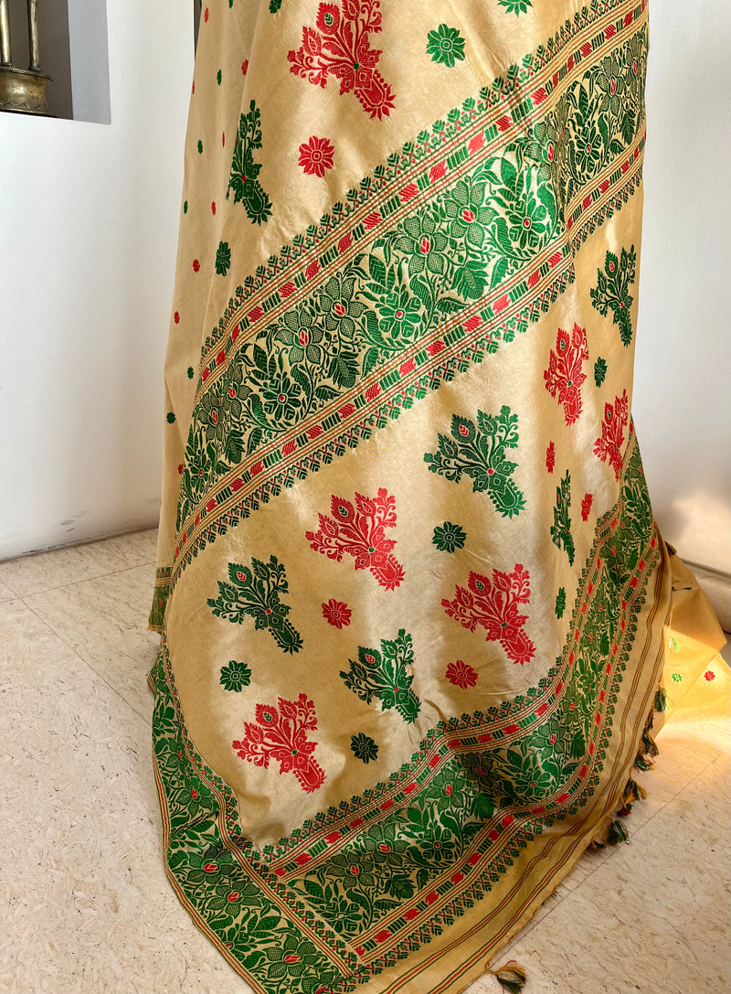 JIMISHA – GOLDEN BEIGE ASSAM SILK SAREE WITH FLORAL BORDERS AND AANCHAL