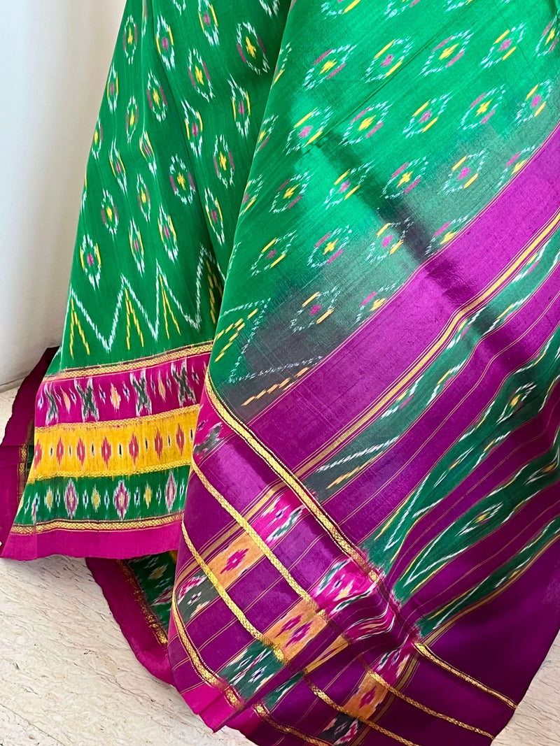 TANISHA- AN ELEGANT GREEN AND MAGENTA PATOLA SILK SAREE, A TIMELESS TALE OF BEAUTY AND ARTISTRY