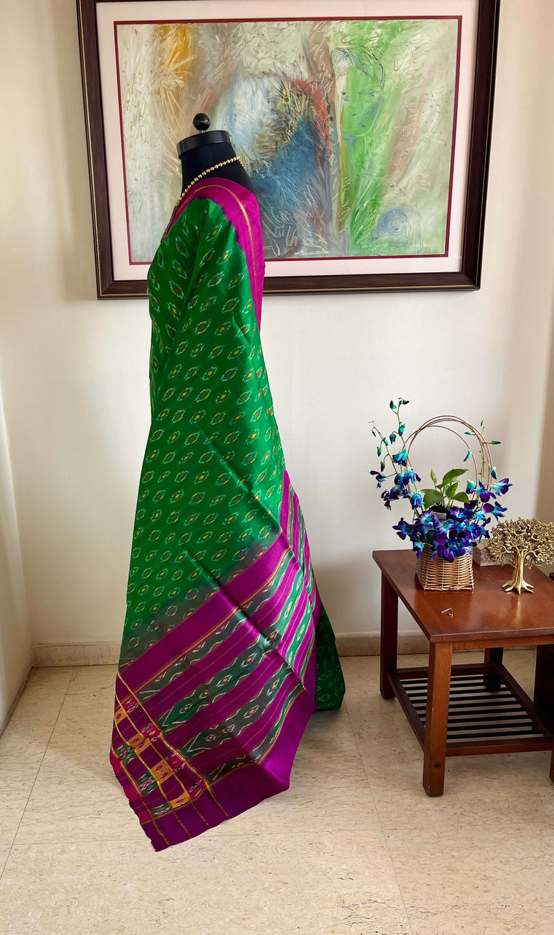TANISHA- AN ELEGANT GREEN AND MAGENTA PATOLA SILK SAREE, A TIMELESS TALE OF BEAUTY AND ARTISTRY