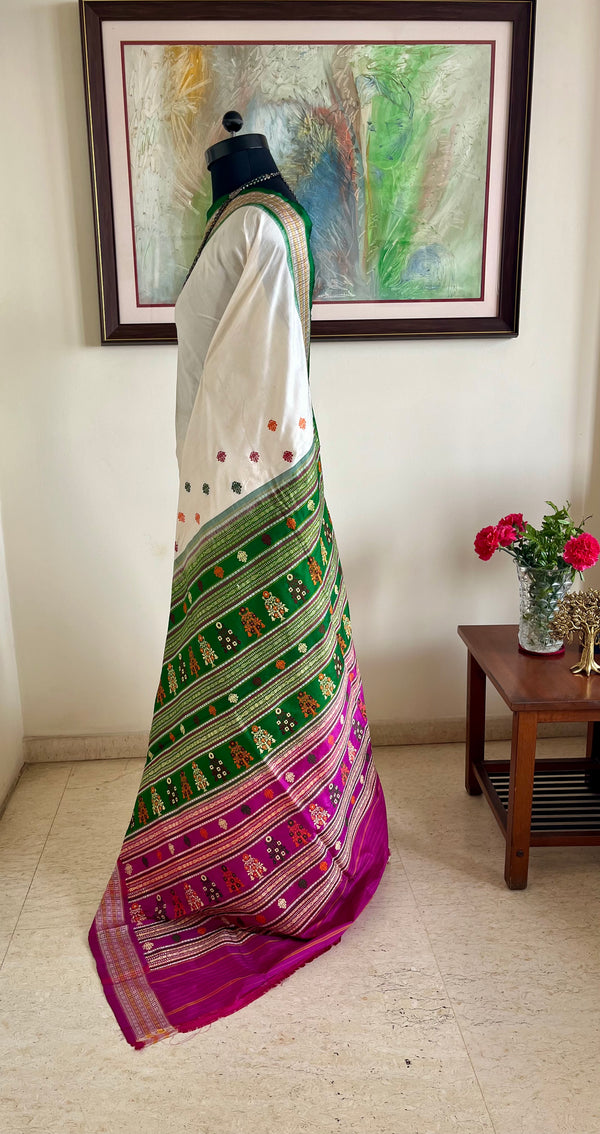MANIMA – WHITE BOMKAI WITH GREEN BORDER AND ORNATE AANCHAL