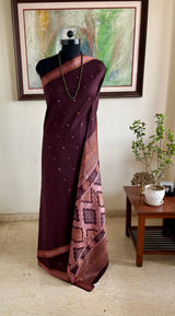 MEIVIKA – CHOCOLATE BROWN KANJIVARAM WITH PEACH AND OCHRE MOTIFS