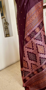 MEIVIKA – CHOCOLATE BROWN KANJIVARAM WITH PEACH AND OCHRE MOTIFS