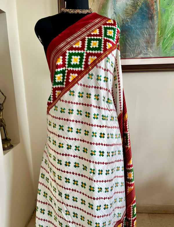 SRIVALLI- STRIKING WHITE POCHAMPALLY WITH BOLD IKAT MOTIFS