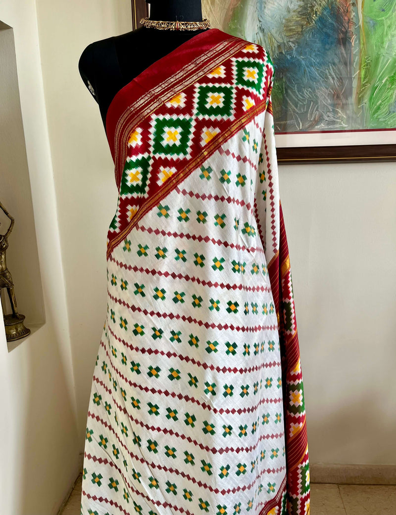 SRIVALLI- STRIKING WHITE POCHAMPALLY WITH BOLD IKAT MOTIFS