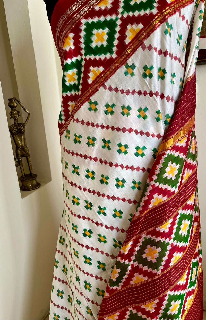 SRIVALLI- STRIKING WHITE POCHAMPALLY WITH BOLD IKAT MOTIFS