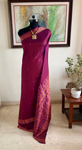 MEDHAVINI – OCHRE THREADWORK DEFINES THIS MAGENTA-MAROON KANJIVARAM