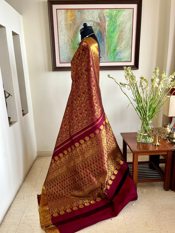 PRANIKA- MAROON KANJIVARAM SAREE WITH VERTICAL GOLD ZARI FLORALS AND PAISLEYS