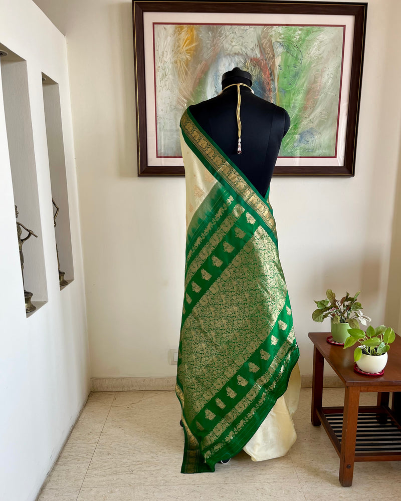 AARUTHIRA- ELEGANT CREAM KANJIVARAM SAREE WITH GREEN ZARI PEACOCK BORDER & BOOTIS