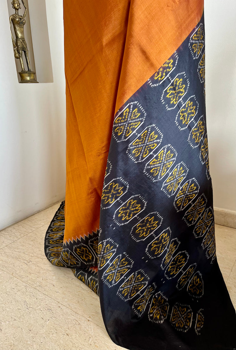 SUBIRA – RUST BROWN POCHAMPALLY SILK WITH HEXAGONAL MOTIFS