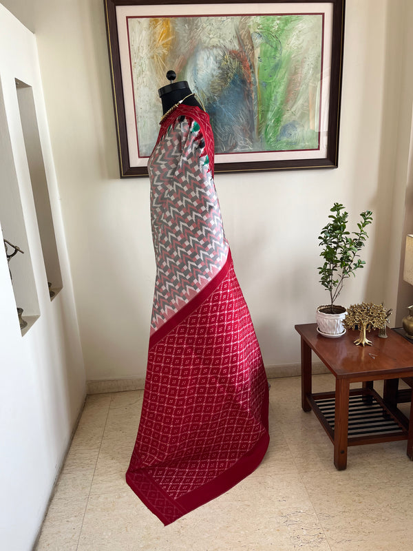 ISHANVI – GREY PUTAPAKKA IKKAT WITH DIAMOND AND TEMPLE DETAILS