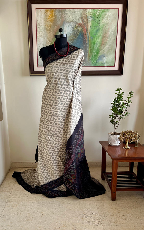 VIKRAMI – GREY PUTAPAKKA IKKAT WITH BLACK BOLD AANCHAL