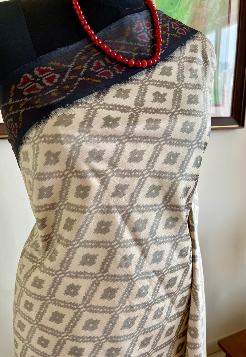 VIKRAMI – GREY PUTAPAKKA IKKAT WITH BLACK BOLD AANCHAL