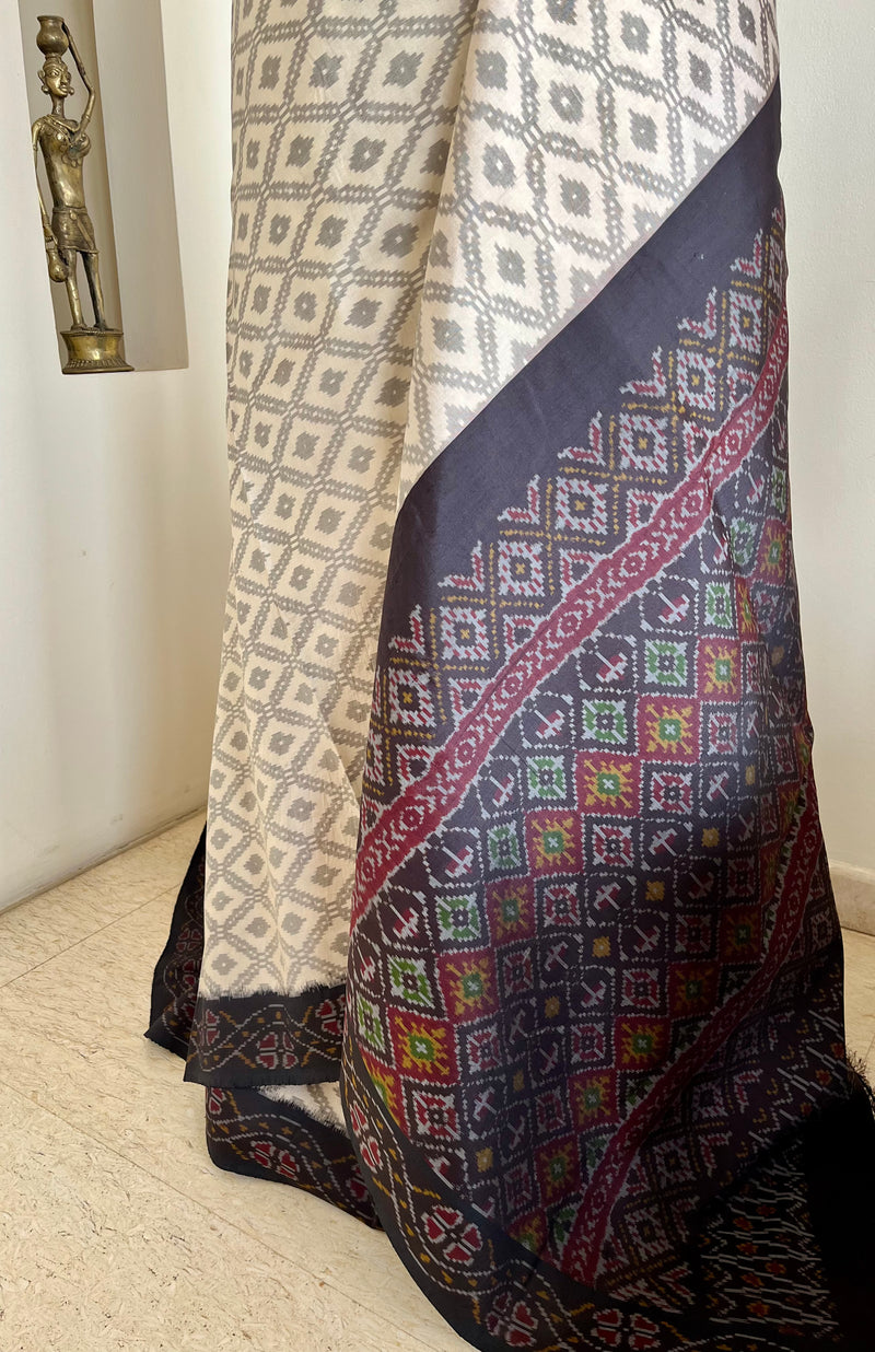 VIKRAMI – GREY PUTAPAKKA IKKAT WITH BLACK BOLD AANCHAL