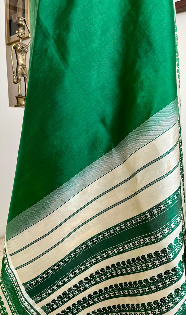 KALAA- ELEGANT GREEN KANJIVARAM WITH FLORAL AND PAISLEY BORDERS